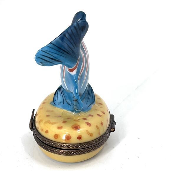 Limoges France Peint Main Porcelain Blue Fish Yellow Hinged Trinket Box - Picture 2 of 8